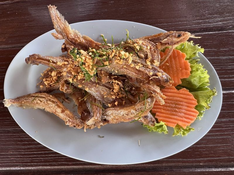 ปลาหางไก่ทอดกระเทียมกรอบทั้งตัว