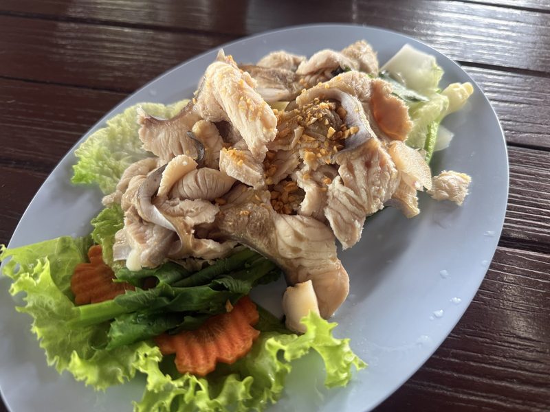 เนื้อปลาลวกโรยกระเทียมเจียวบนผักกาด