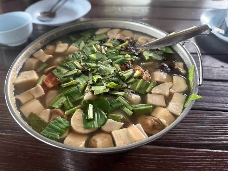 ต้มยำปลาแม่น้ำในหม้อไฟ ใส่เห็ดและผัก