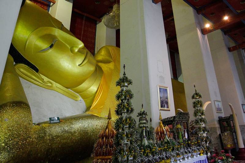 พระพักตร์พระพุทธไสยาสน์องค์ใหญ่สีทองในวิหาร